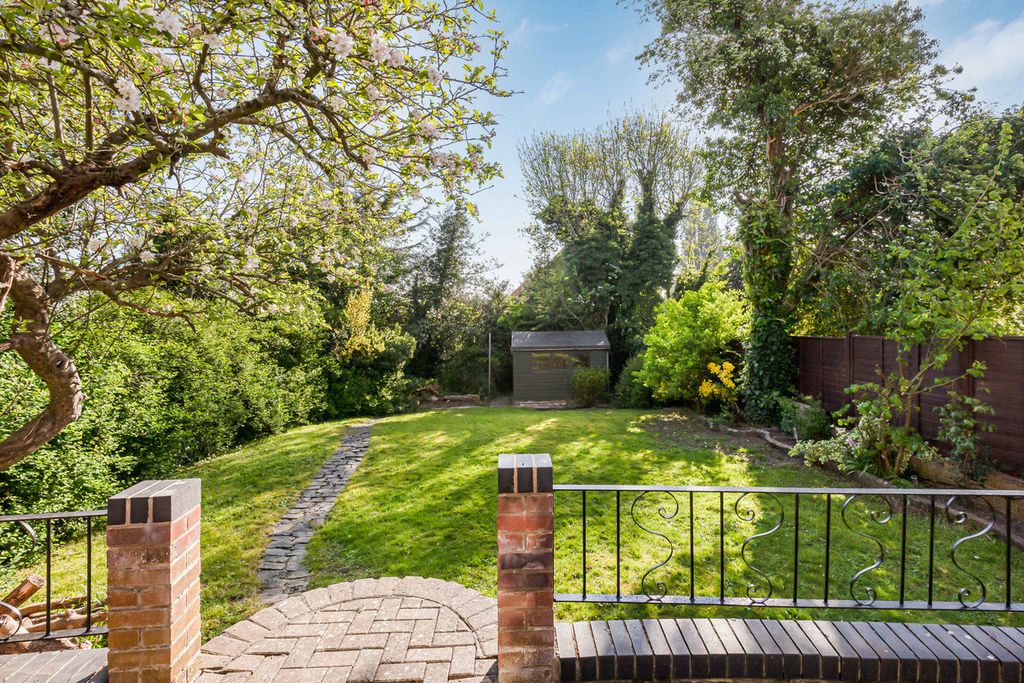 Property photo 2 of 27