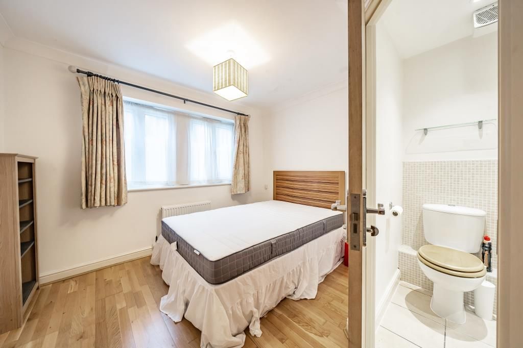 Property photo 3 of 11 En-Suite Bedroom