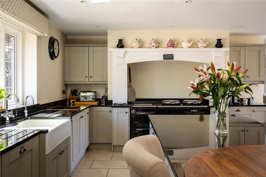 Property photo 3 of 41 House. Partnership
