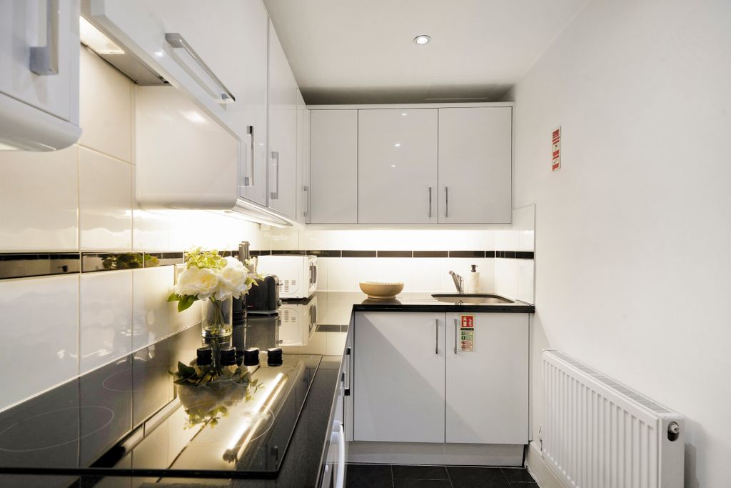 Property photo 3 of 10 Kitchen