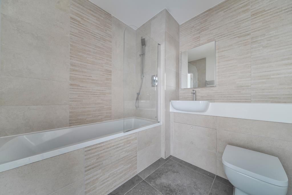 Property photo 2 of 11 Bathroom