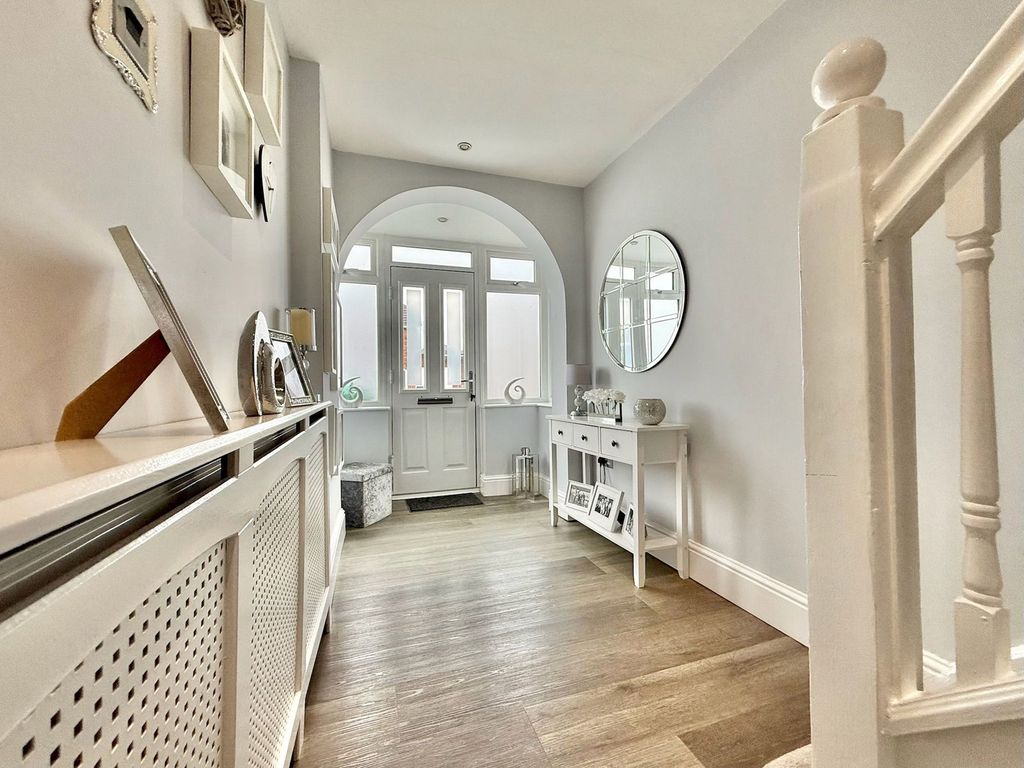 Property photo 2 of 28