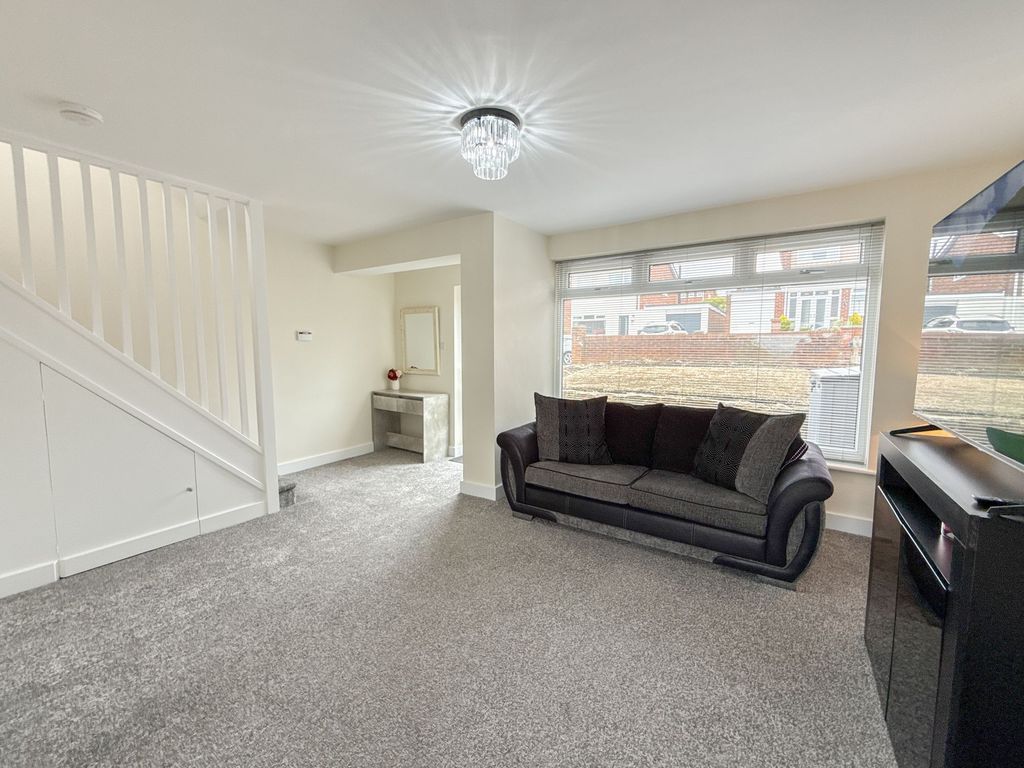 Property photo 3 of 11 Lounge