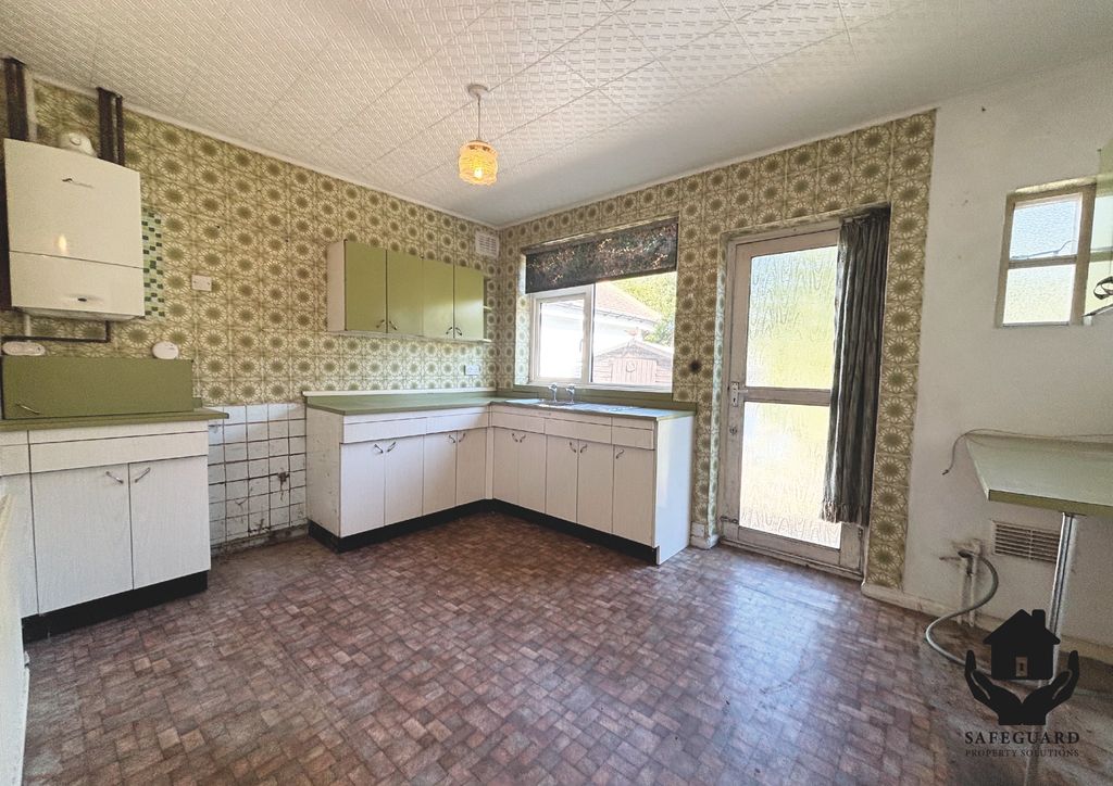 Property photo 3 of 10 Kitchen