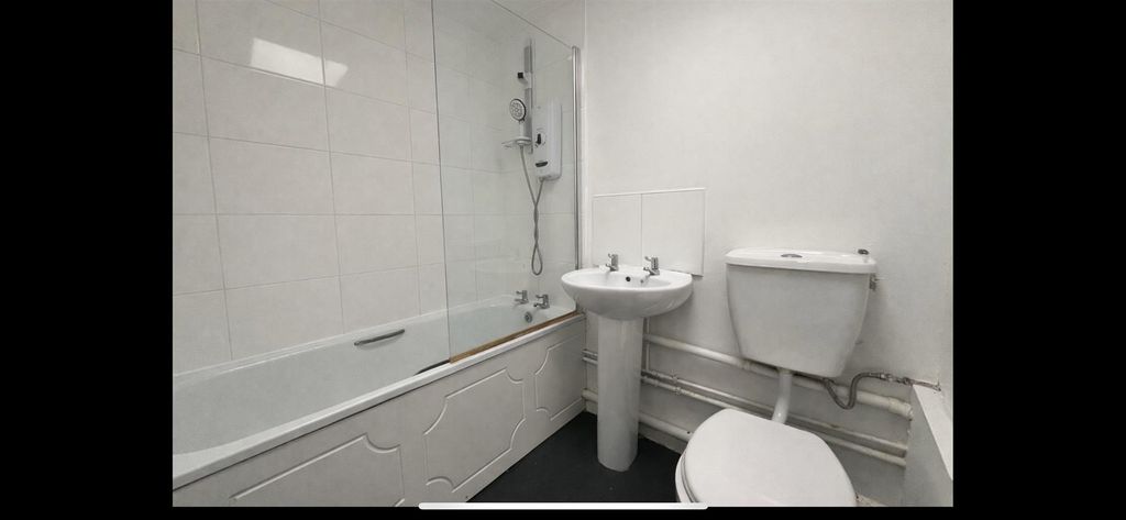 Property photo 2 of 6 Boxgrove Bathroom.Png