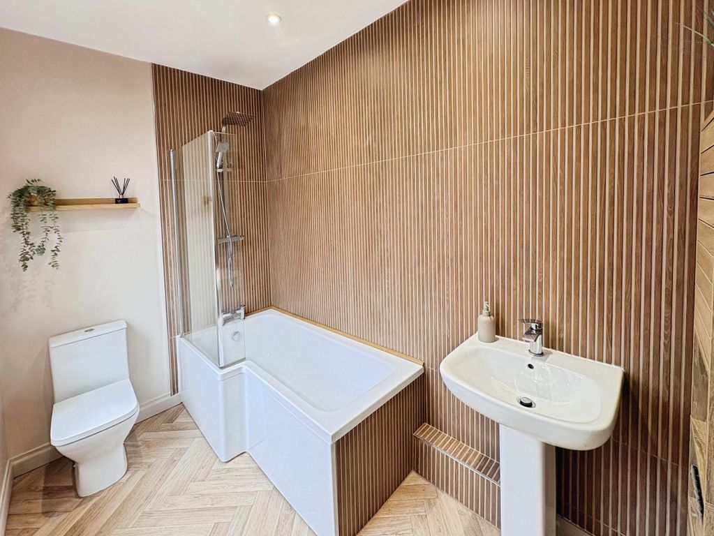 Property photo 3 of 13 Bathroom