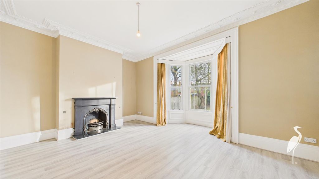 Property photo 2 of 26 Lounge