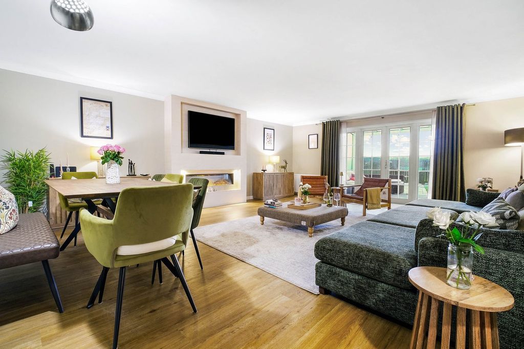 Property photo 2 of 27