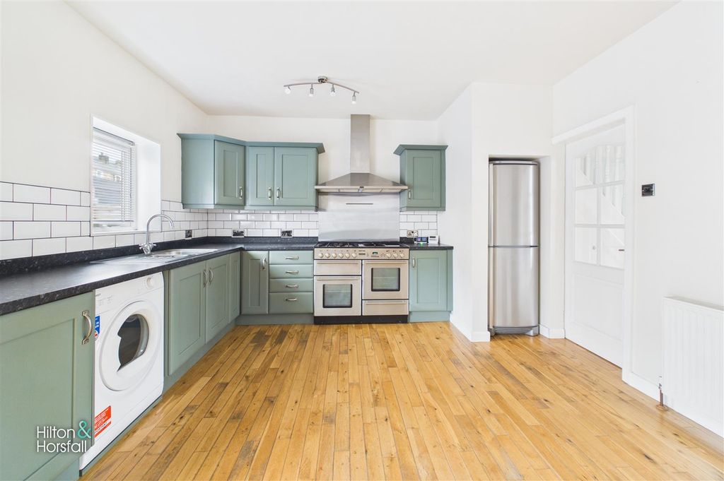 Property photo 3 of 12 Colne Road