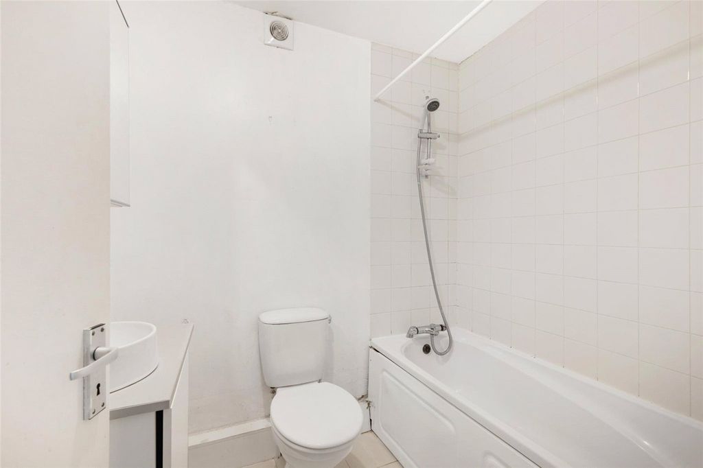 Property photo 3 of 8 Picture No. 11