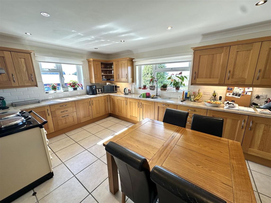 Property photo 2 of 37 Kitchen / Diner