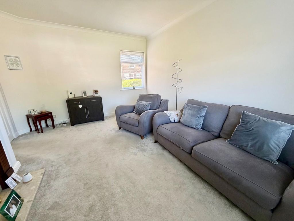 Property photo 2 of 13 Lounge