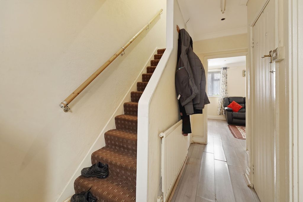 Property photo 3 of 12 Hall 
