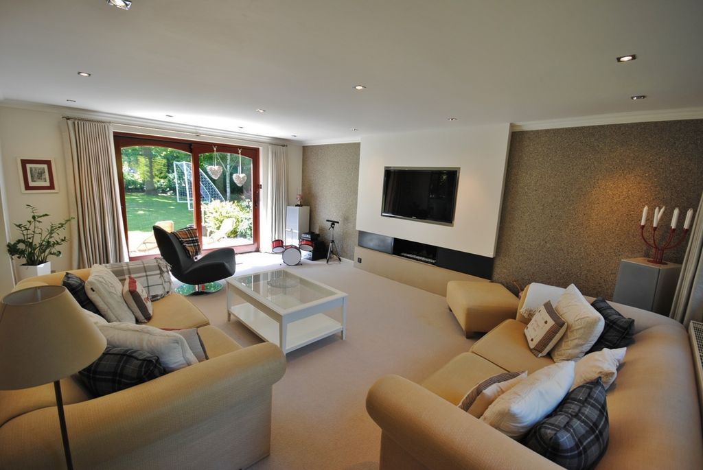 Property photo 3 of 14 Lounge