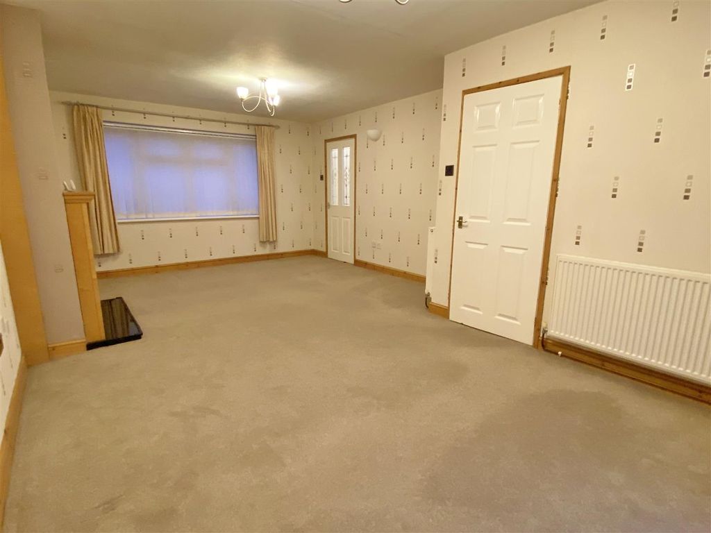 Property photo 3 of 12 Lounge