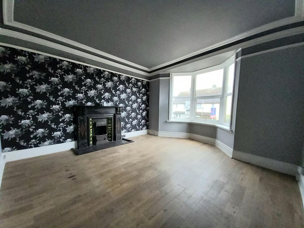 Property photo 2 of 9 78 Clovelly Lounge.Jpg