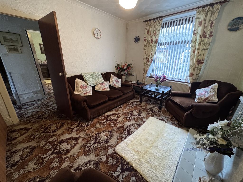 Property photo 3 of 16 Lounge