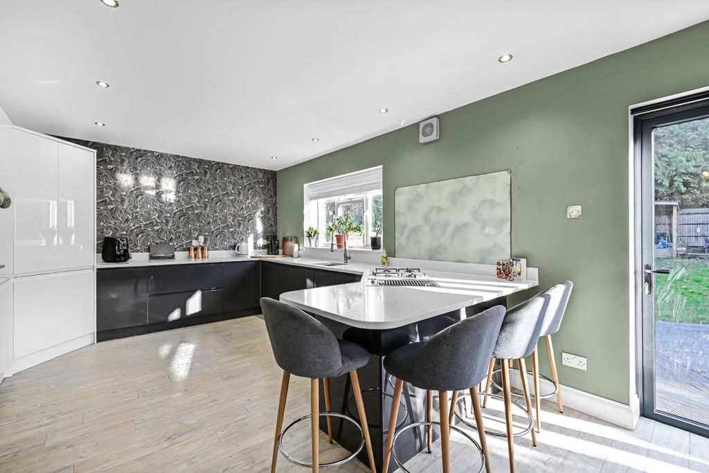 Property photo 2 of 27