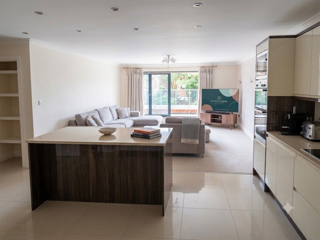 Property photo 1 of 10 Open Plan Lounge