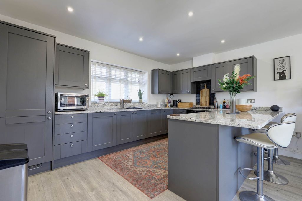 Property photo 2 of 25