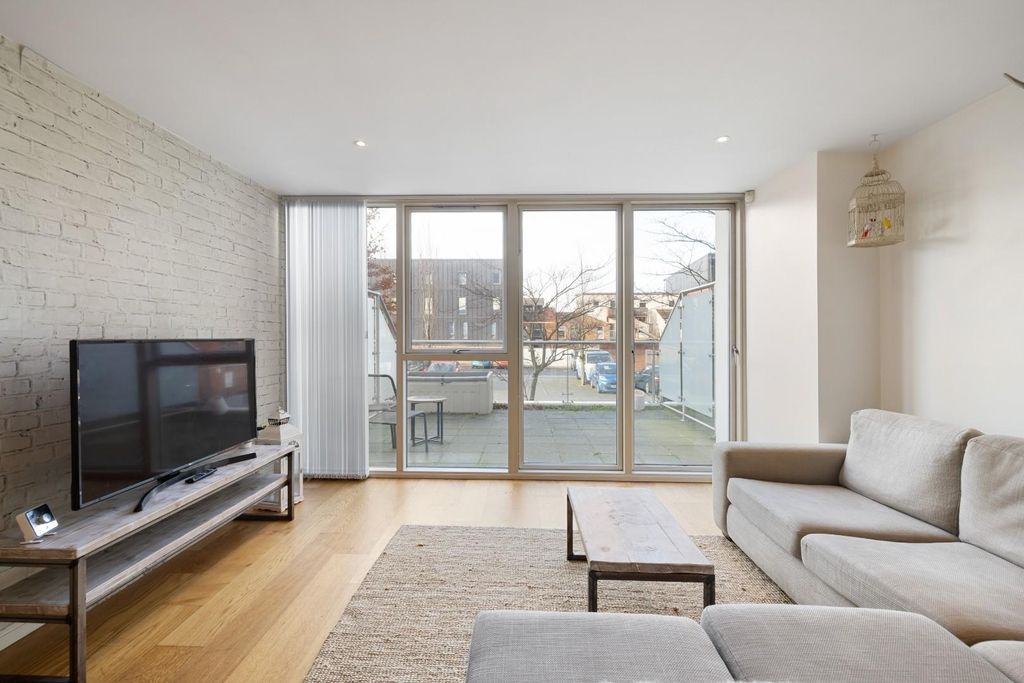 Property photo 3 of 37 Char5207.Jpg
