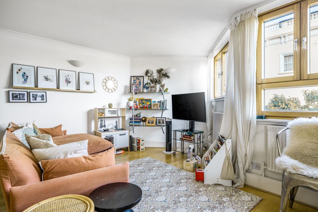 Property photo 3 of 10 1 Blantyre Walk, Sw10, Martin &amp; Co, Web (6)