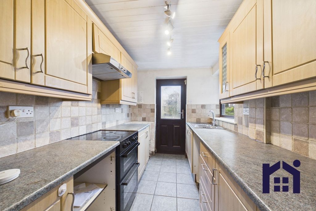 Property photo 3 of 17 Kitchen