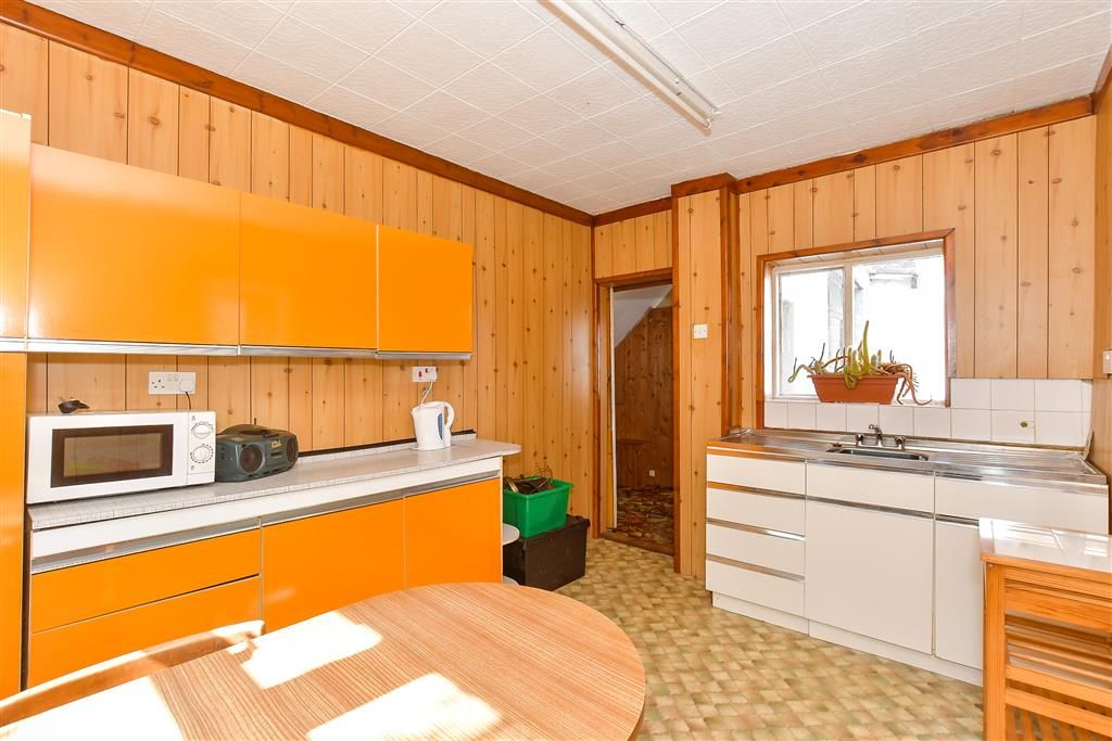 Property photo 3 of 19 Kitchen