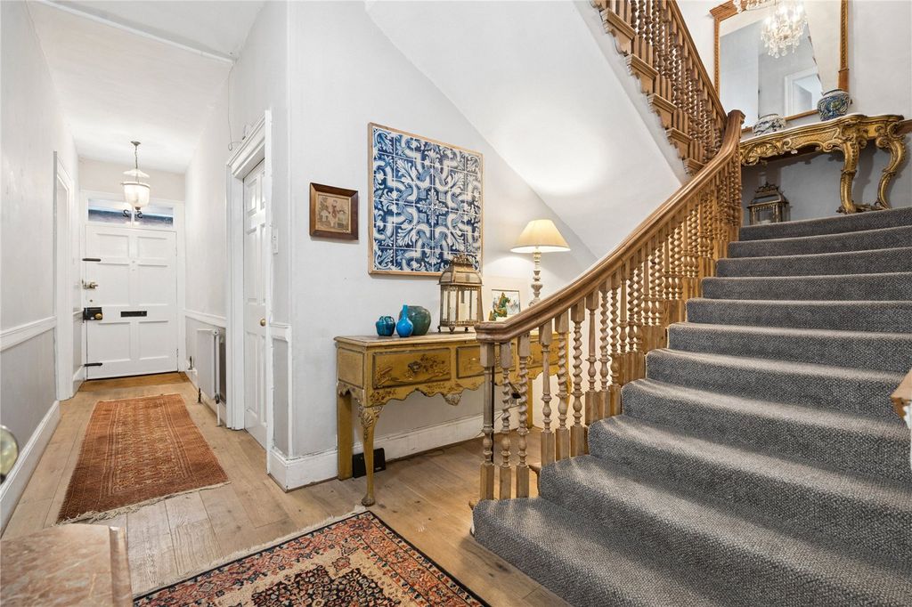 Property photo 3 of 19 Entrance Hall