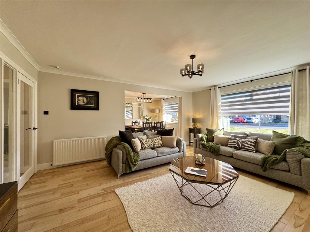 Property photo 2 of 31 Lounge