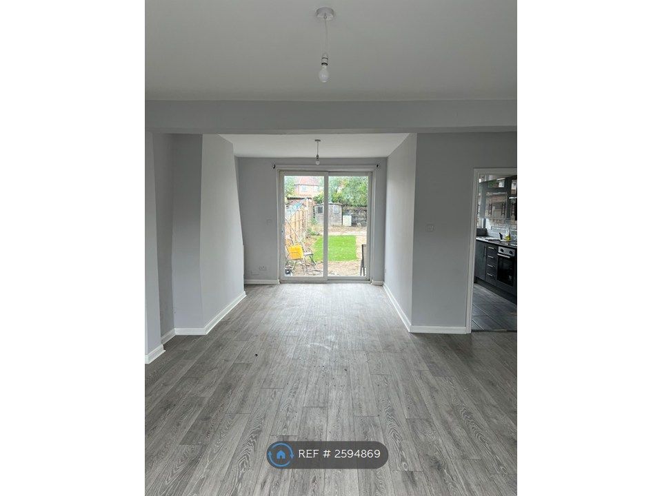 Property photo 2 of 10 Living Space
