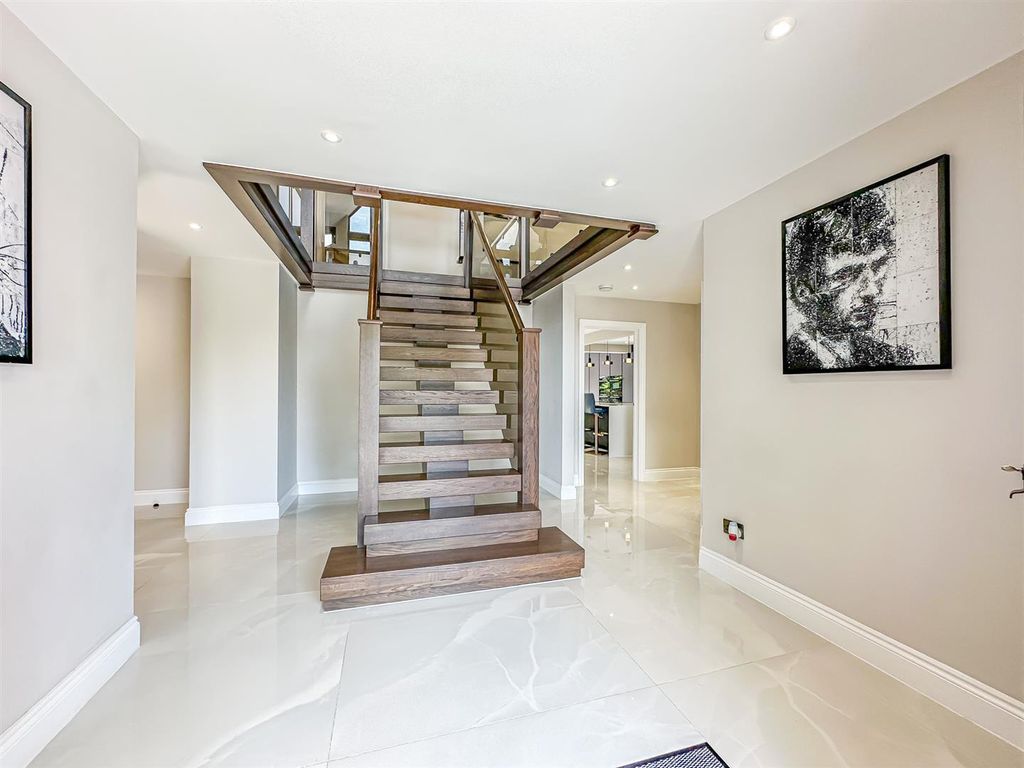 Property photo 3 of 77