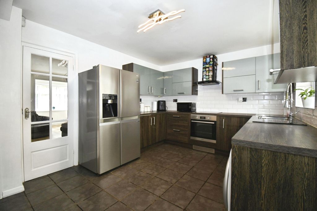 Property photo 3 of 23 Fitted Kitchen