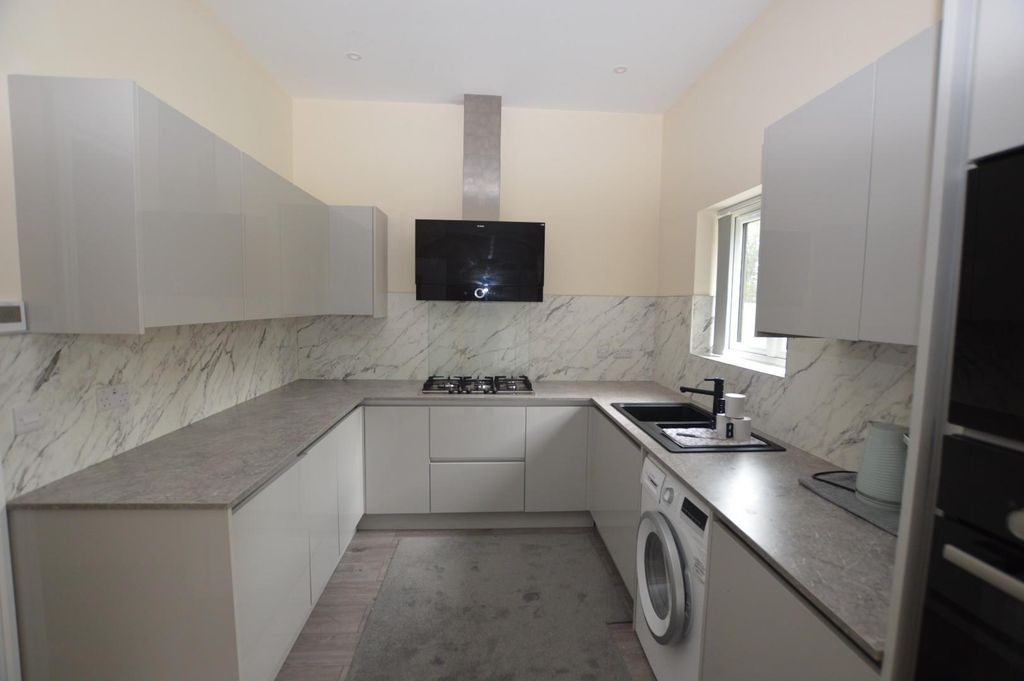 Property photo 3 of 11 Kitchen