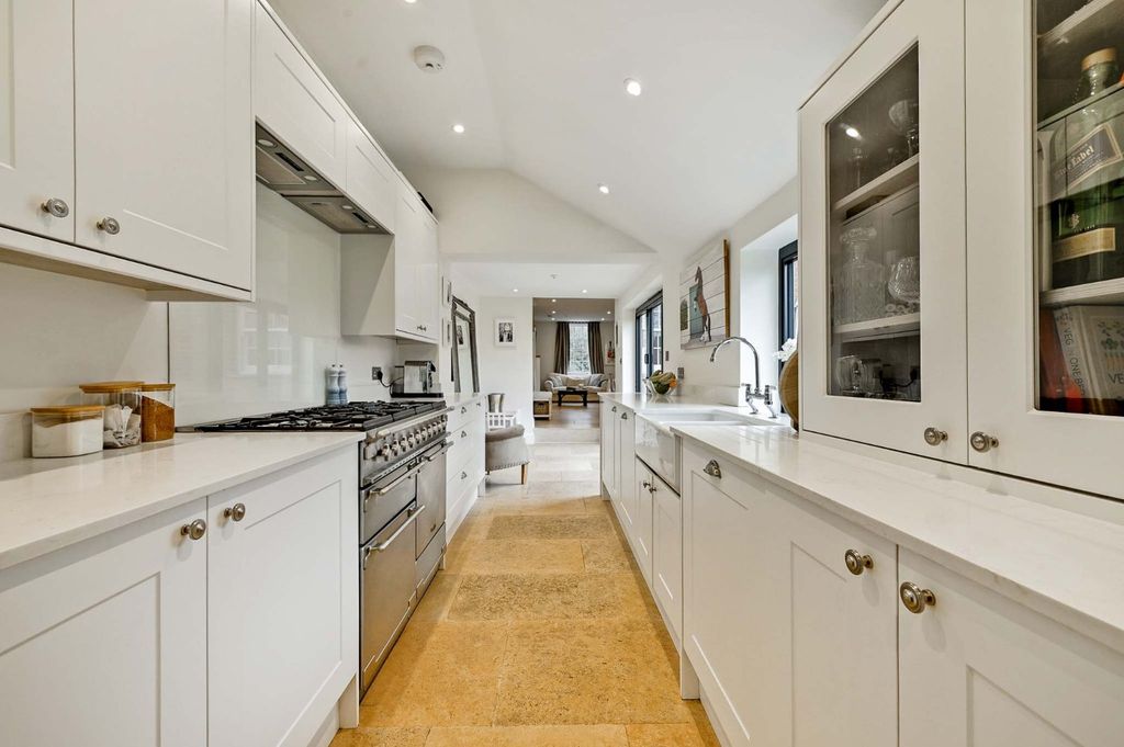 Property photo 3 of 11 Kitchen