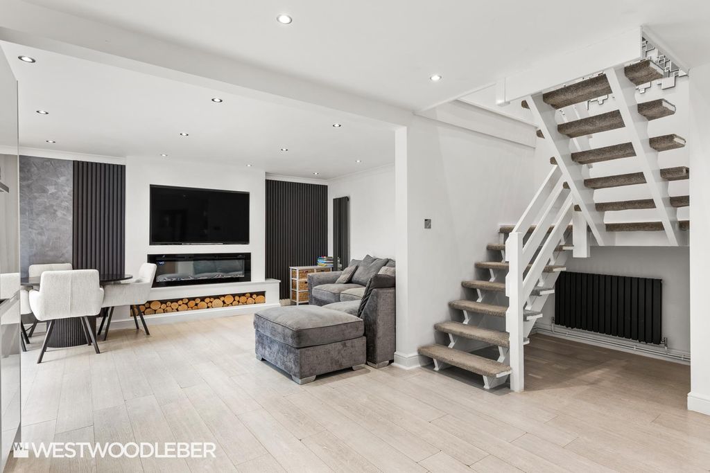 Property photo 3 of 20 Clyftonclose_9.Jpg