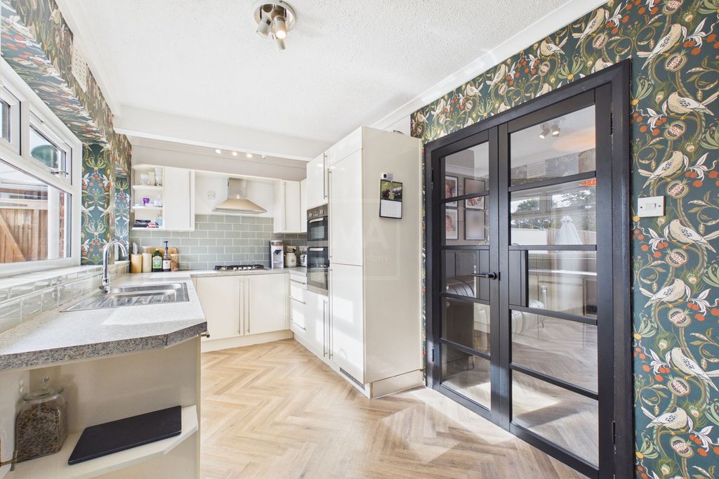 Property photo 3 of 19 Kitchen