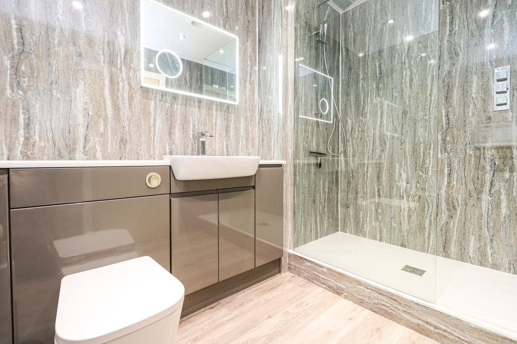 Property photo 3 of 14 En-Suite Shower Room