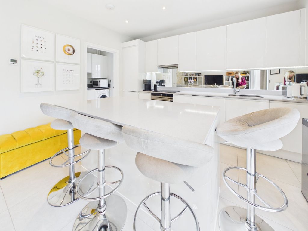 Property photo 2 of 18 Kitchen