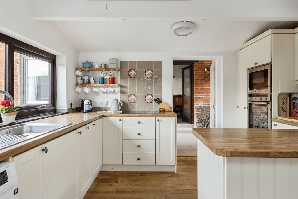 Property photo 3 of 19 Kitchen