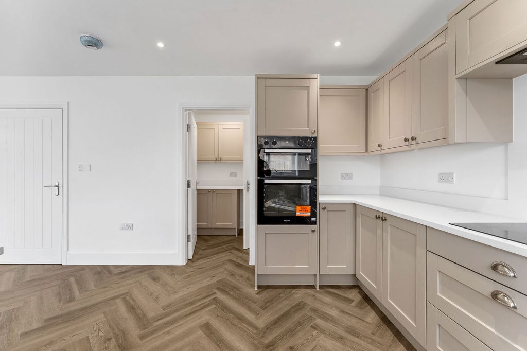 Property photo 3 of 76