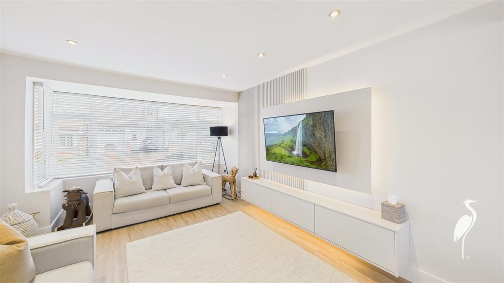 Property photo 2 of 34 Lounge