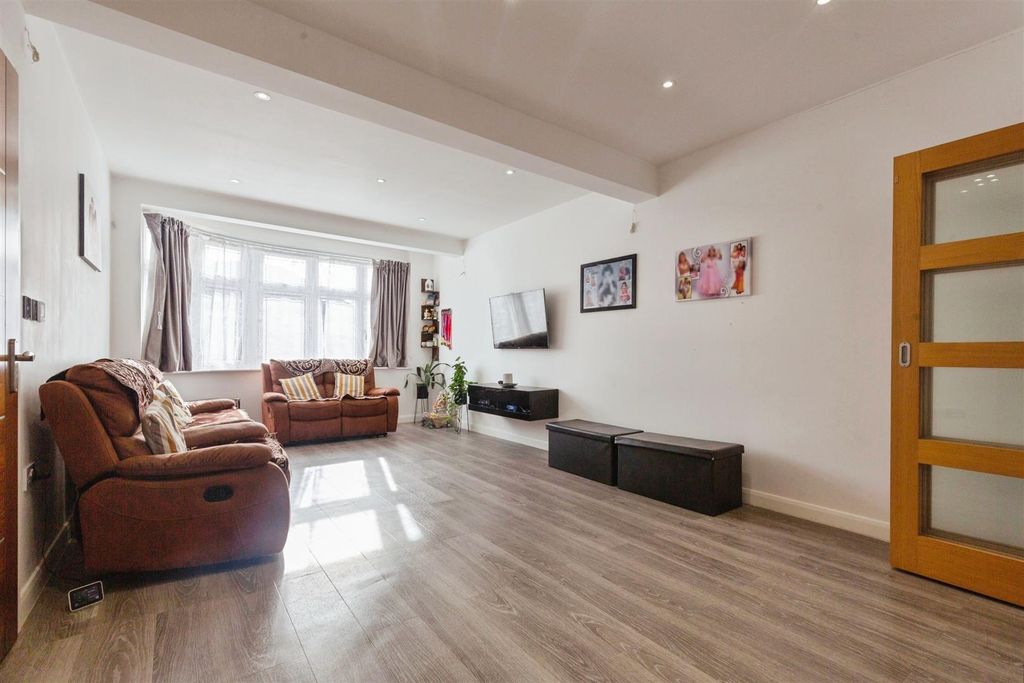 Property photo 2 of 18 Davidson Frost-Wellings, Dfw, Curzon Avenue, Stanm