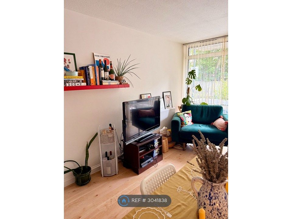 Property photo 3 of 10 Living Room