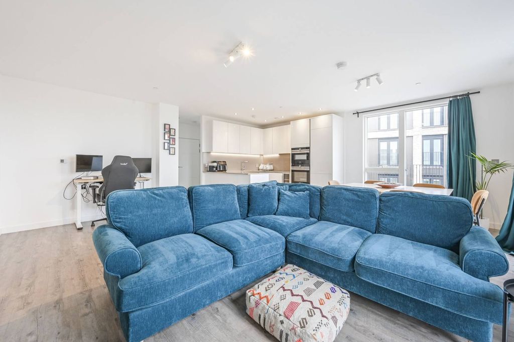 Property photo 1 of 18