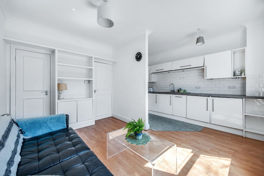 Property photo 2 of 11 4559001