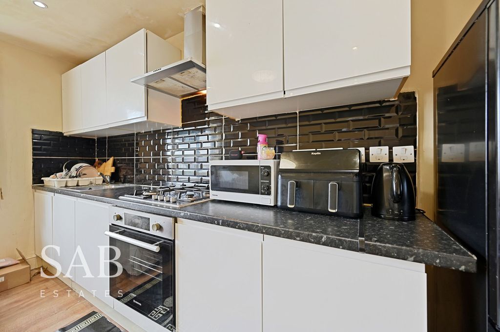 Additional image 4 of 3 bed flat for saleEastmead Avenue, Greenford UB6