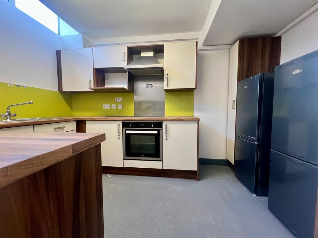 Property photo 2 of 9 Kitchen
