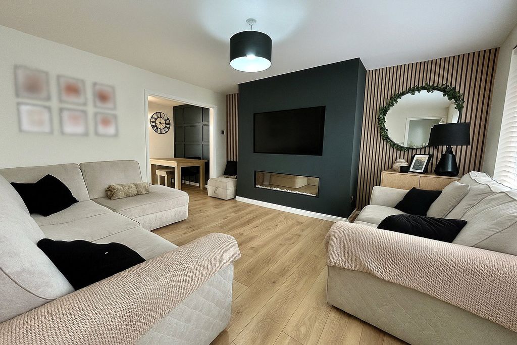 Property photo 2 of 16 Lounge