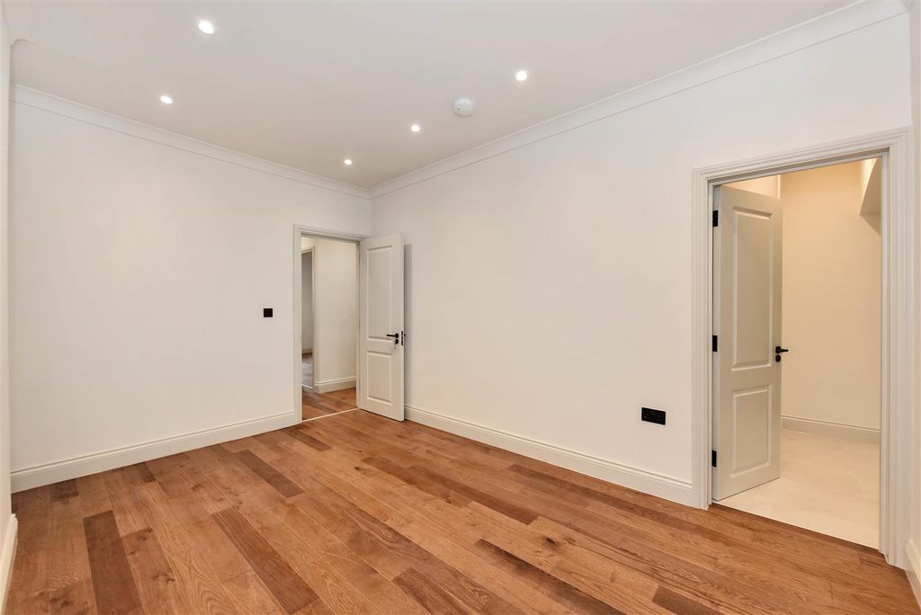 Property photo 2 of 14 64 Queensway (8).Jpg